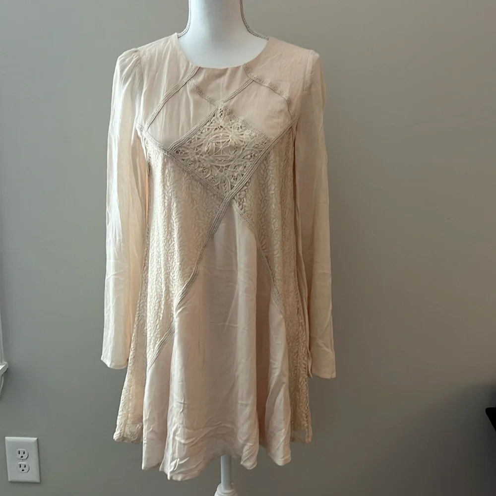 EUC Women’s FASHION ON EARTH Beige Romantic Dress Small 4 6 Flowy Lace Lined‎